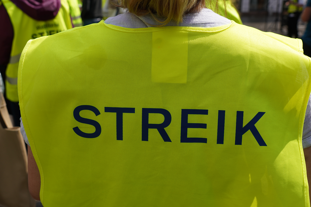 Gul streikevest med ordet Streik på
